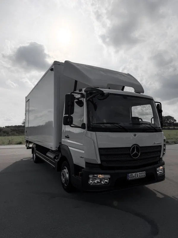 Weißer Mercedes-Benz Atego mit Kofferaufbau, schräg von vorne