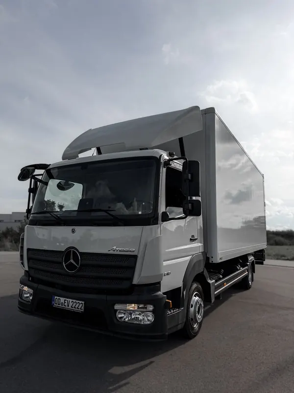Weißer Mercedes-Benz Atego mit Kofferaufbau, Frontansicht