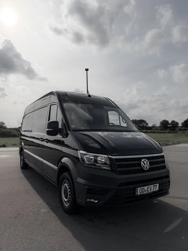 Schwarzer VW Crafter Transporter, Frontansicht