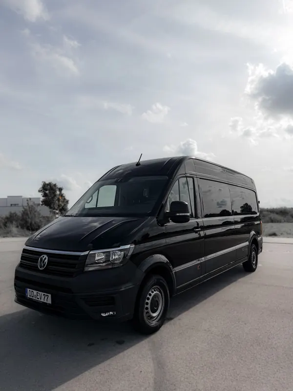 Schwarzer VW Crafter Transporter in langer Ausführung, schräg von vorne
