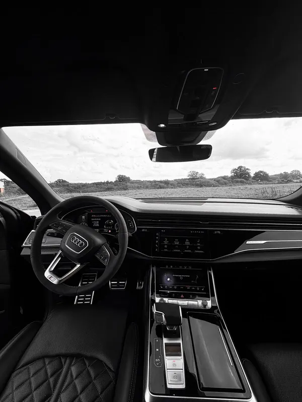 Innenraum des Audi Q8: Lenkrad, Displays und Mittelkonsole