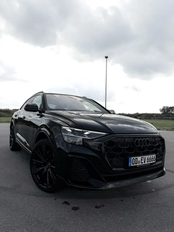 Schwarzer Audi Q8, Frontansicht