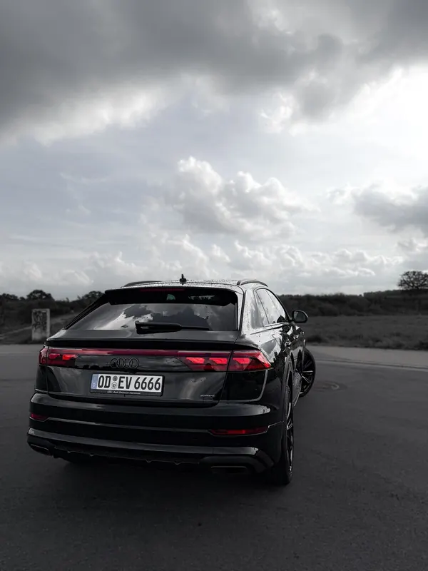Schwarzer Audi Q8, Heckansicht