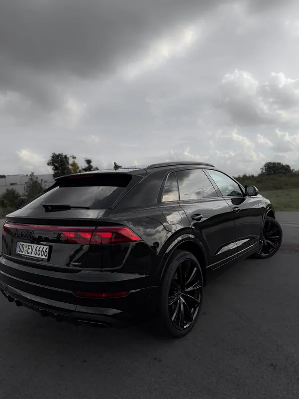 Schwarzer Audi Q8, Heck von schräg hinten
