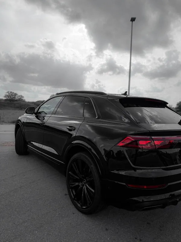 Schwarzer Audi Q8, Seiten- und Heckansicht