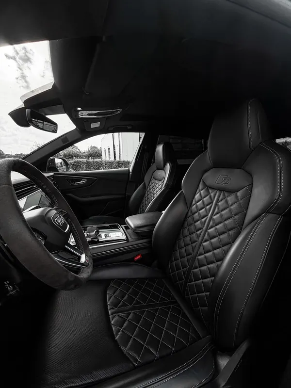 Innenraum des Audi Q8: Sitze mit Rautensteppung