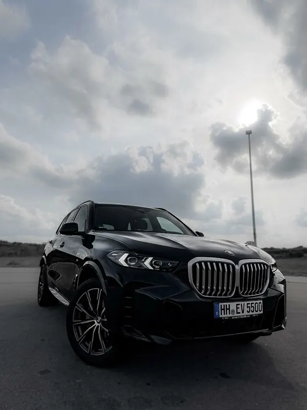 Schwarzer BMW X5, schräg von vorne